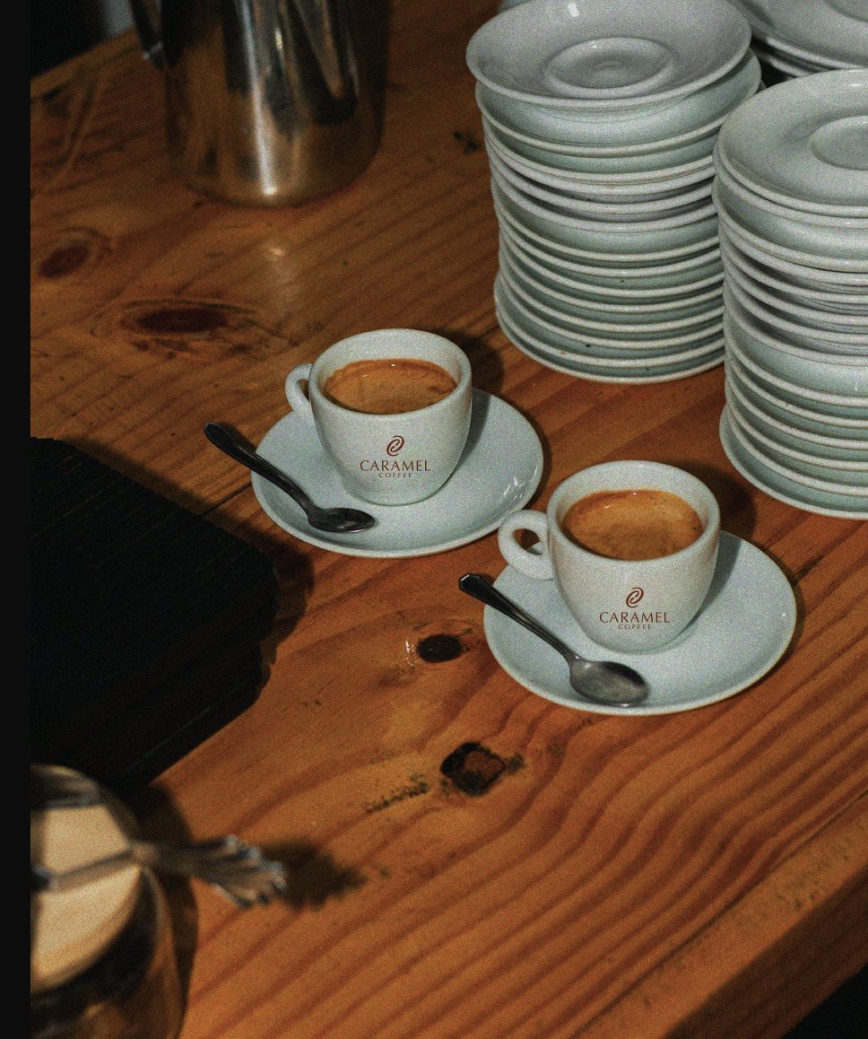 Tazas de espresso Caramel sobre madera