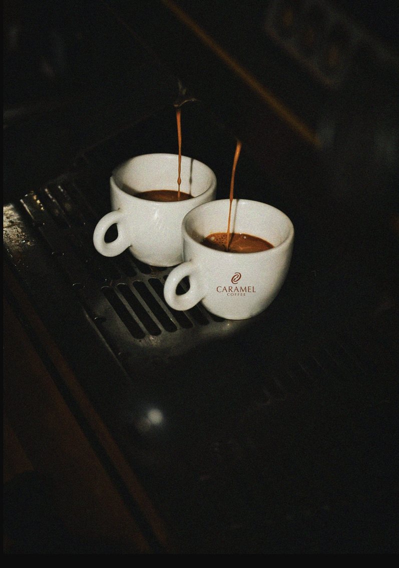 Mesa con cafés de Caramel